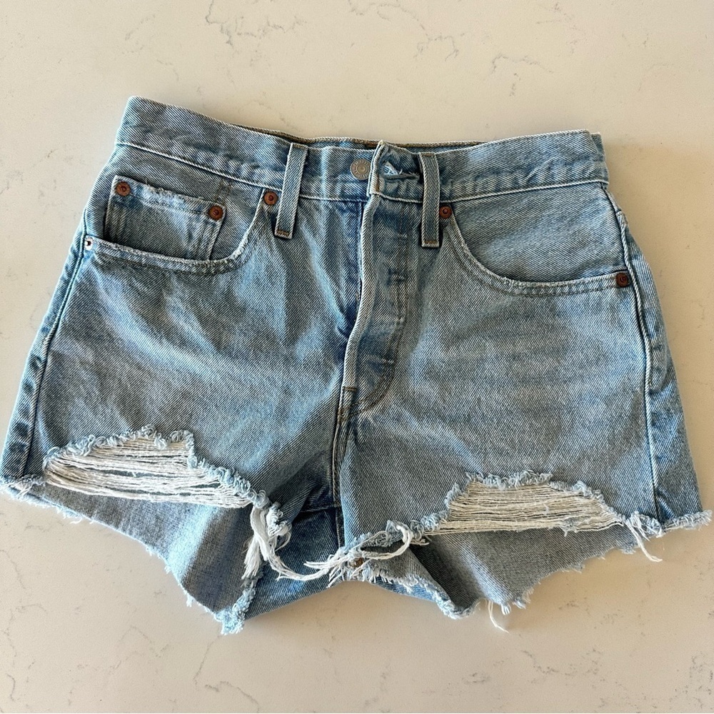 {Levi’s} 501 high waist Frayed denim shorts Size: 26